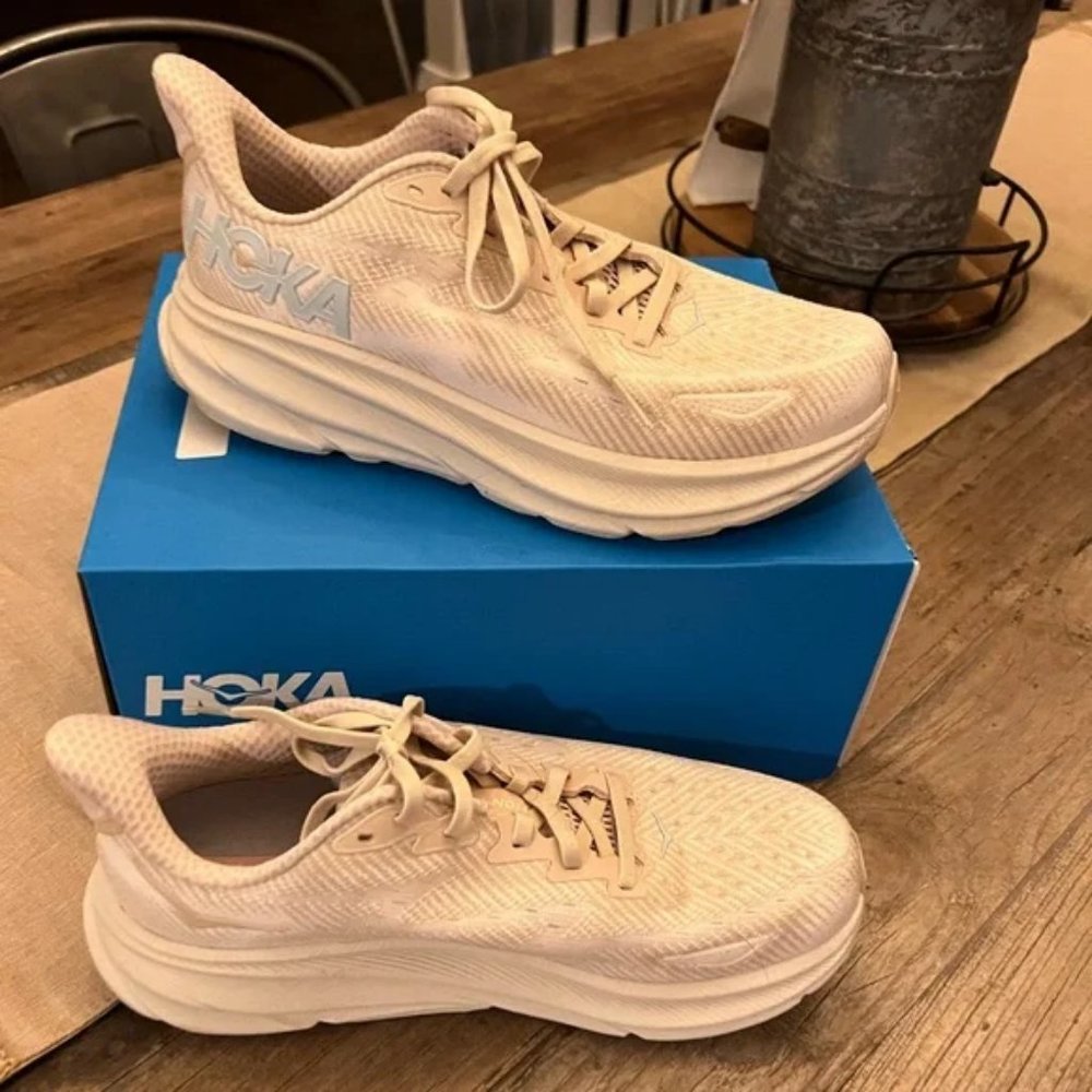 NWT Hoka women’s Clifton 9